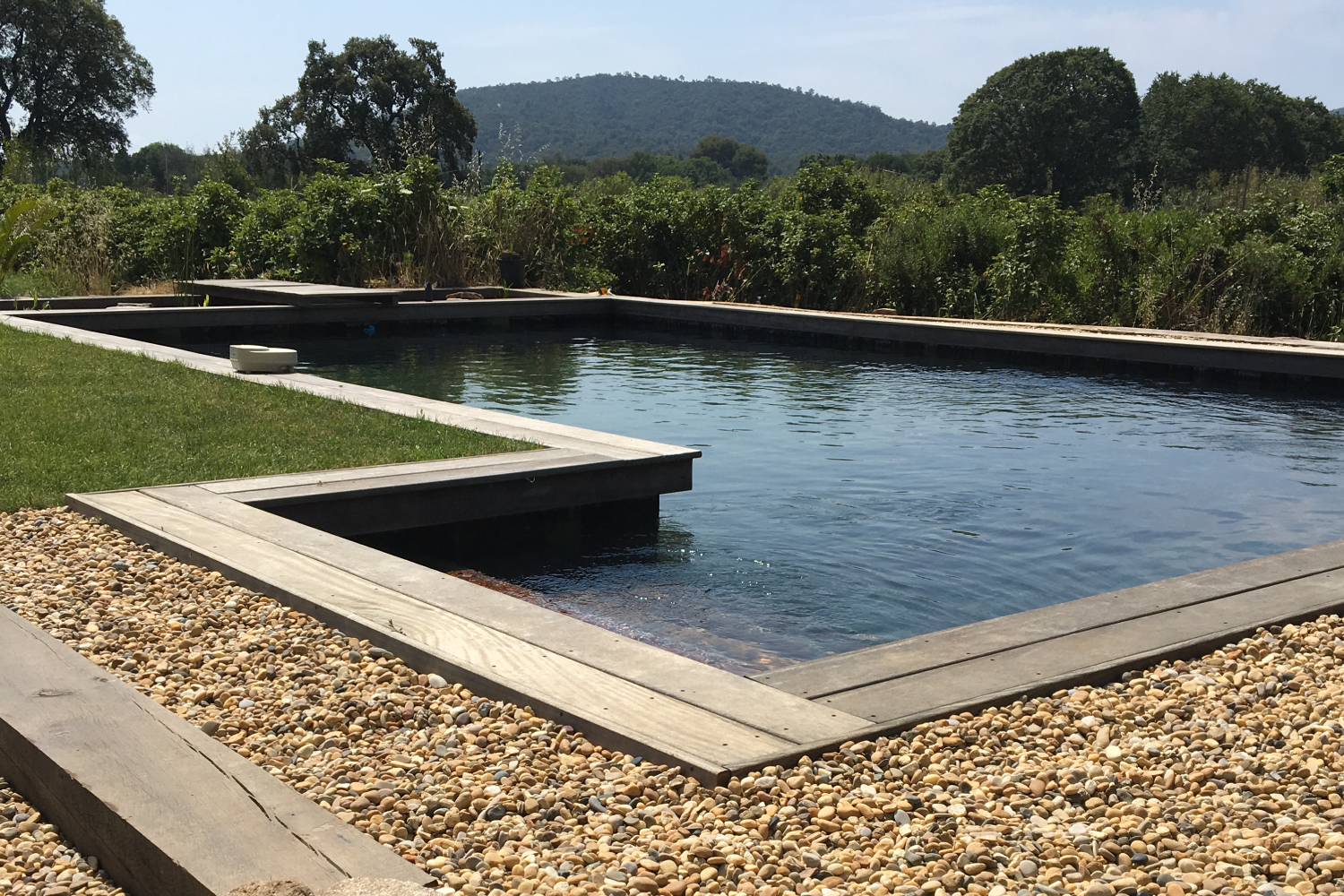 piscine en bois dans la ville de bormes les mimosas