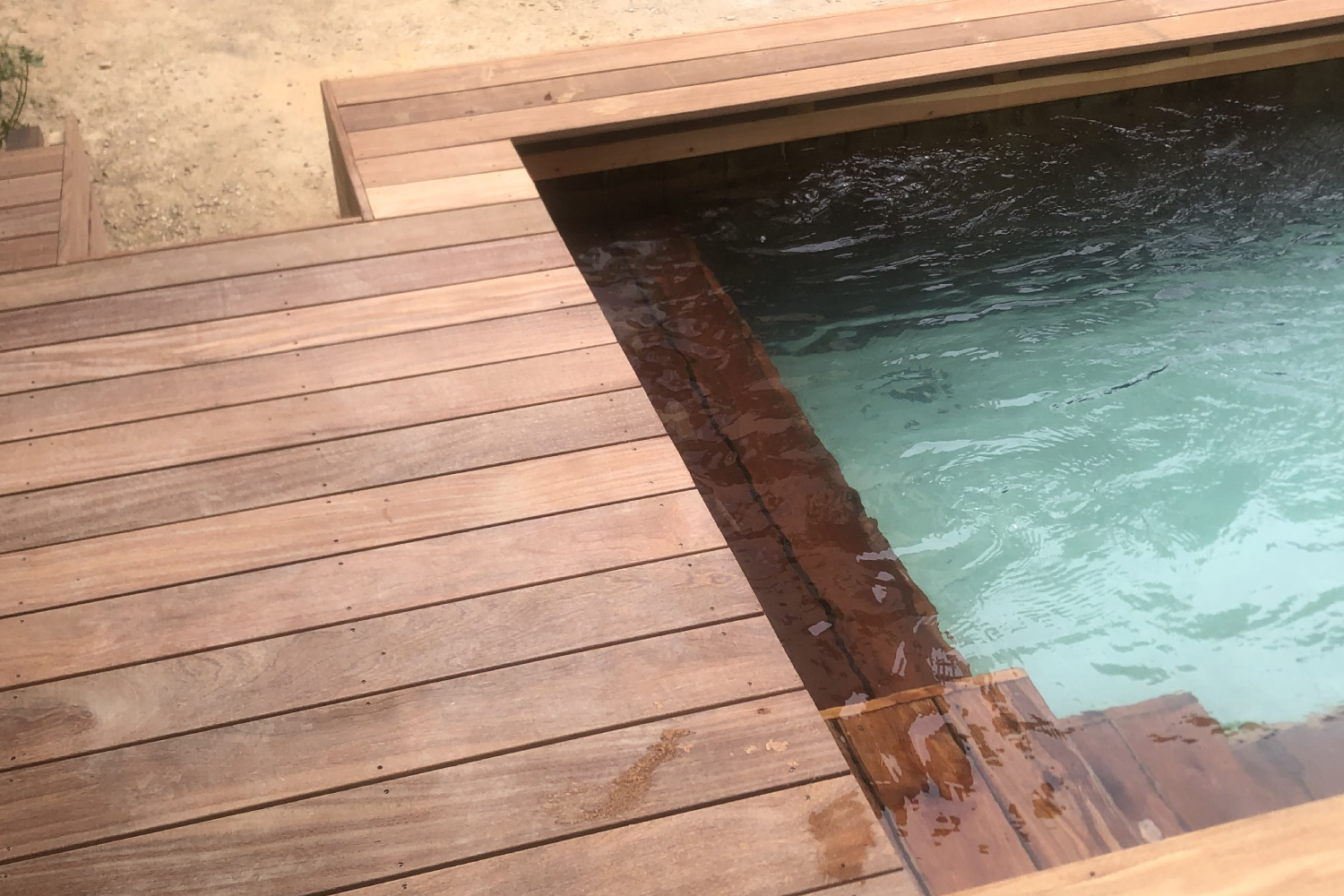 piscine en bois dans la ville de toulon